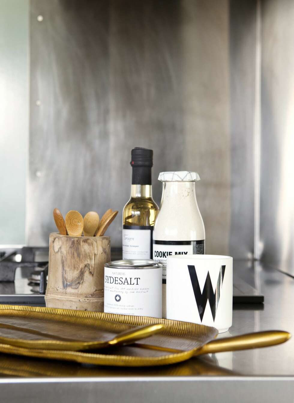 GJENNOMTENKT: Kjøkkenet er innredet funksjonelt og med slitesterke
materialer i stål og tre. Styling: Tone Kroken. GJENNOMTENKT: Kjøkkenet er innredet funksjonelt og med slitesterke
materialer i stål og tre. Styling: Tone Kroken.