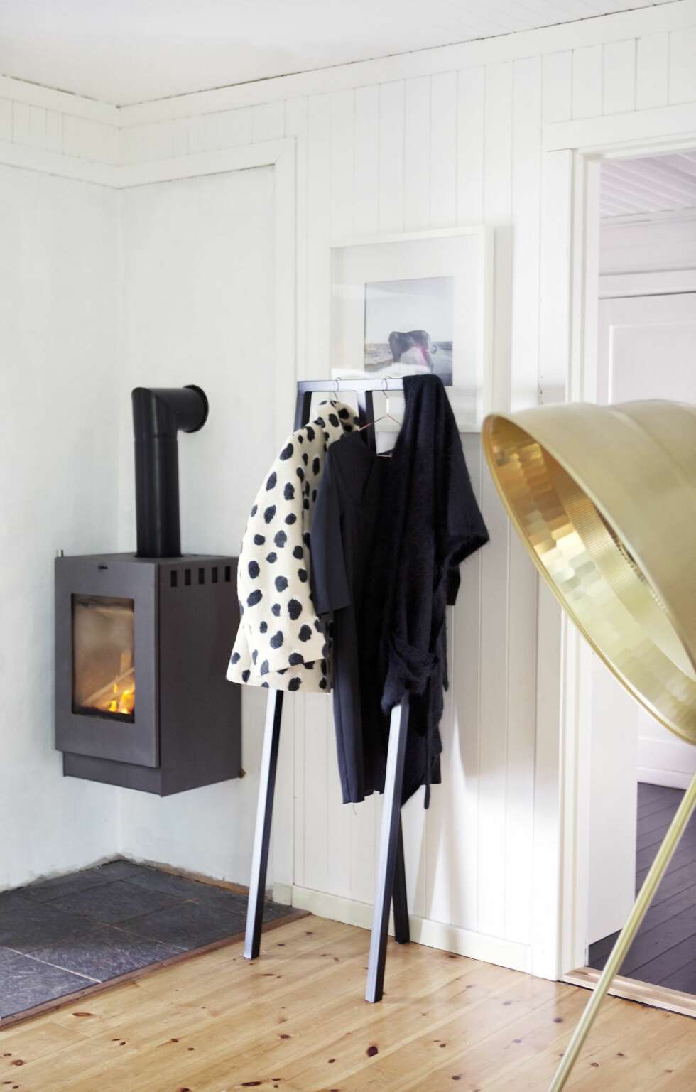 PEIS PÅ SOVEORMMET: Peisen på soverommet varmer også mentalt. Morgendagens påkledning får henge fremme. Industriell lampe er kjøpt på R.O.O.M. Styling: Tone Kroken. PEIS PÅ SOVEORMMET: Peisen på soverommet varmer også mentalt. Morgendagens påkledning får henge fremme. Industriell lampe er kjøpt på R.O.O.M. Styling: Tone Kroken.