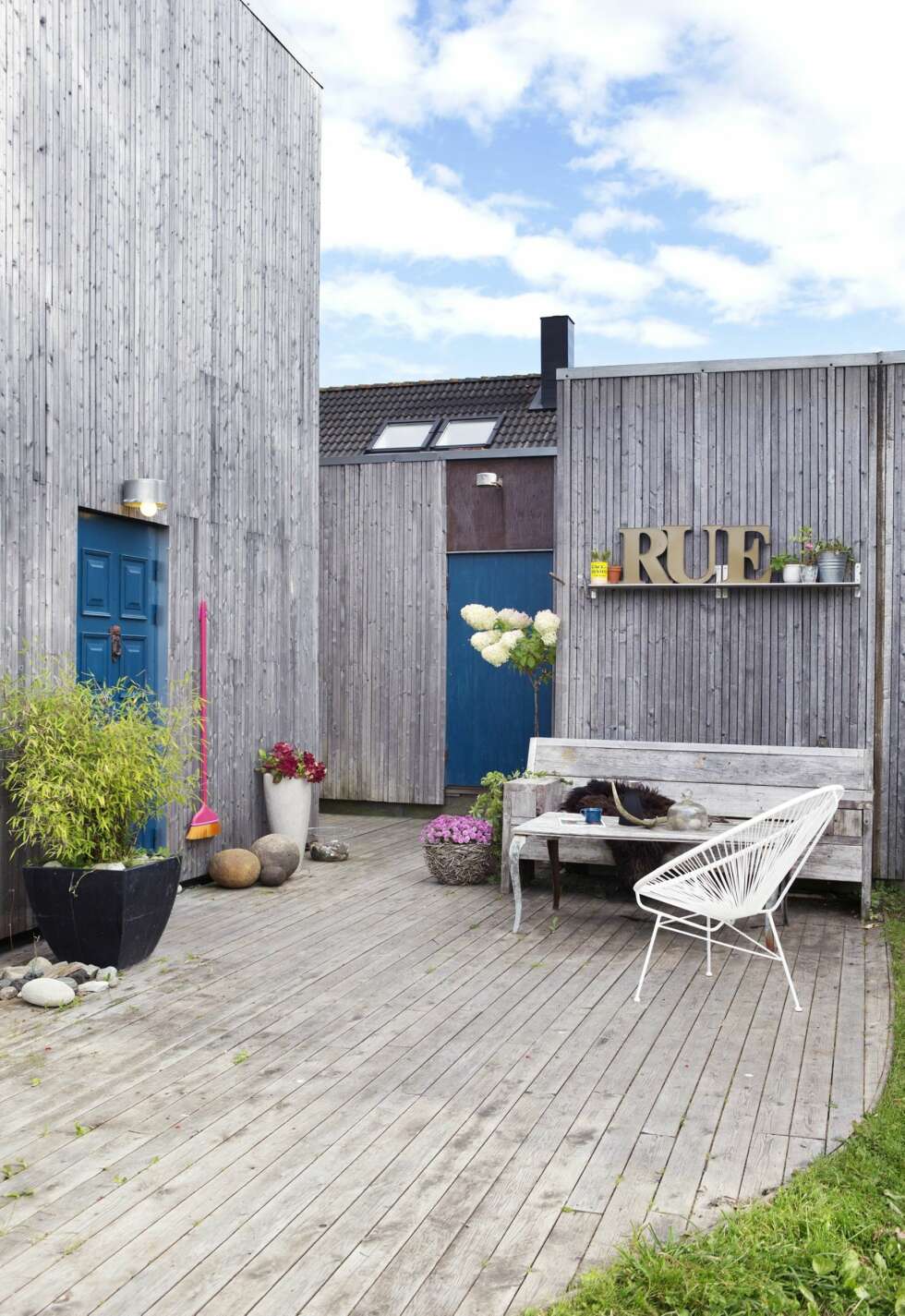INNGANGSPARTI. Den solfylte uteplassen og huset er kledd med gran. Benken har Geir snekret, og Janne fant tilhørende bein på en venninnetur i Oslo. Bokstavene ble med i håndbagasjen fra en filmfestival i Strasbourg. Stolen er en vennegave. Styling: Tone Kroken. INNGANGSPARTI. Den solfylte uteplassen og huset er kledd med gran. Benken har Geir snekret, og Janne fant tilhørende bein på en venninnetur i Oslo. Bokstavene ble med i håndbagasjen fra en filmfestival i Strasbourg. Stolen er en vennegave. Styling: Tone Kroken.