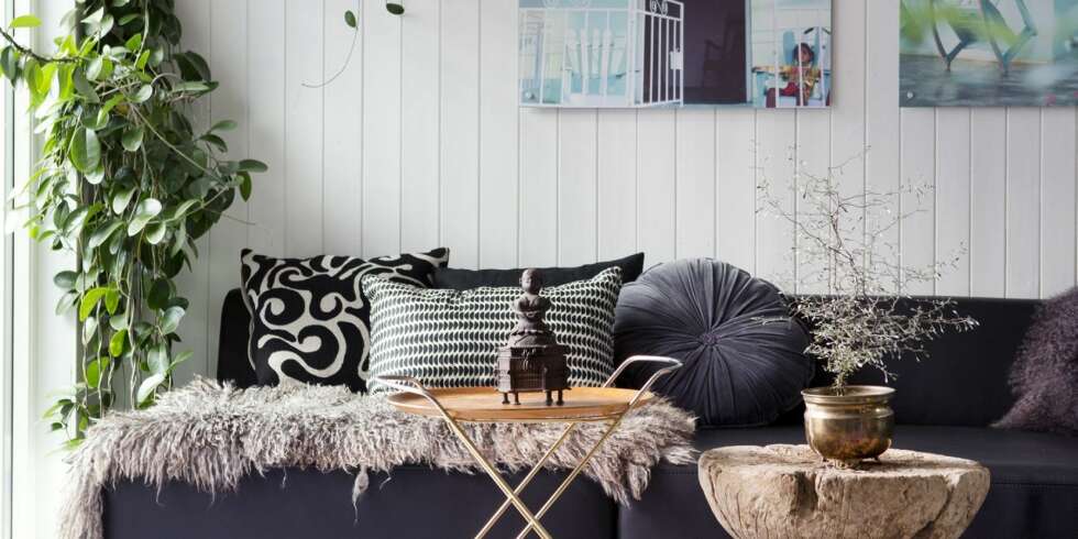 ETNISK PREG: Bordet er laget i India, ett av Jannes favorittreisemål. Trillebordet er en kjær eiendel arvet etter mormoren. Skinnsofaen Orlando fra Bolia er perfekt for småbarnsfamilien, den tåler en støyt. - For oss er det viktig at Vilma kan leke uten at vi sier nei på grunn av møblene, sier Janne. De fargerike bildene er fra Image Troopers og signert Jannes kollega Merete Haseth. Lampen er en vintage fra Gubi som er lakket om. Styling: Tone Kroken. ETNISK PREG: Bordet er laget i India, ett av Jannes favorittreisemål. Trillebordet er en kjær eiendel arvet etter mormoren. Skinnsofaen Orlando fra Bolia er perfekt for småbarnsfamilien, den tåler en støyt. - For oss er det viktig at Vilma kan leke uten at vi sier nei på grunn av møblene, sier Janne. De fargerike bildene er fra Image Troopers og signert Jannes kollega Merete Haseth. Lampen er en vintage fra Gubi som er lakket om. Styling: Tone Kroken.