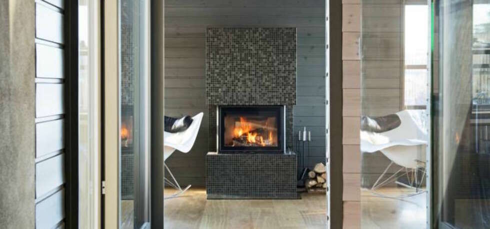 Gjør seg: Interiørarkitekt MNIL Trine Hjelles hyttepeis er kledd med mosaikkfliser. Foto: Espen Grønli. Gjør seg: Interiørarkitekt MNIL Trine Hjelles hyttepeis er kledd med mosaikkfliser. Foto: Espen Grønli.