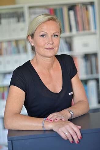 HOLD FLAMMEN I FOKUS: Interiørarkitekt MNIL Trine Hjelle, er opptatt av å holde fokus på ilden, og ikke på materialene rundt. Foto: Privat. HOLD FLAMMEN I FOKUS: Interiørarkitekt MNIL Trine Hjelle, er opptatt av å holde fokus på ilden, og ikke på materialene rundt. Foto: Privat.