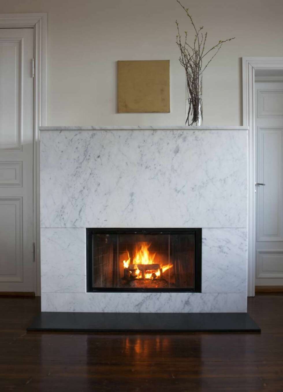 STORE FLATER: Marmor er trendy og om du kjøper riktig sort og behandler den riktig, har du den lenge. Denne peisen tilhører arkitekt Marianne Borge. Foto: Espen Grønli. STORE FLATER: Marmor er trendy og om du kjøper riktig sort og behandler den riktig, har du den lenge. Denne peisen tilhører arkitekt Marianne Borge. Foto: Espen Grønli.