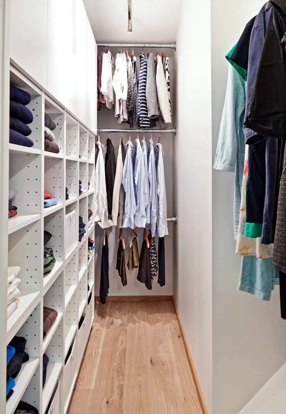 SOLID HØYDE: I garderoben er det benyttet kjøkkenoverskap og 40 cm dype moduler, Faktum fra Ikea. Hyllene er lette å heve eller senke etter
behov. I enden henger tre stenger over hverandre, mellomrommet er på en meter. SOLID HØYDE: I garderoben er det benyttet kjøkkenoverskap og 40 cm dype moduler, Faktum fra Ikea. Hyllene er lette å heve eller senke etter
behov. I enden henger tre stenger over hverandre, mellomrommet er på en meter.