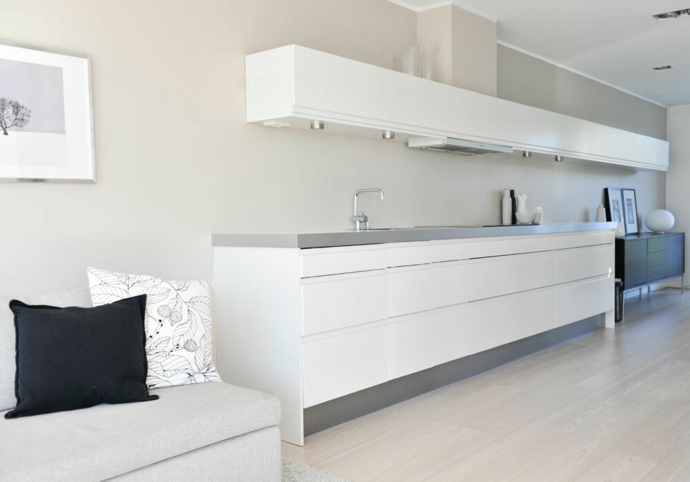 KJØKKEN UTEN ØY: Innredningen er fra HTH. - Det var populært med kjøkkenøy da vi planla kjøkkenet, men jeg er fornøyd med valget vårt, sier Trine. Armatur fra Vola, design Arne Jacobsen. KJØKKEN UTEN ØY: Innredningen er fra HTH. - Det var populært med kjøkkenøy da vi planla kjøkkenet, men jeg er fornøyd med valget vårt, sier Trine. Armatur fra Vola, design Arne Jacobsen.