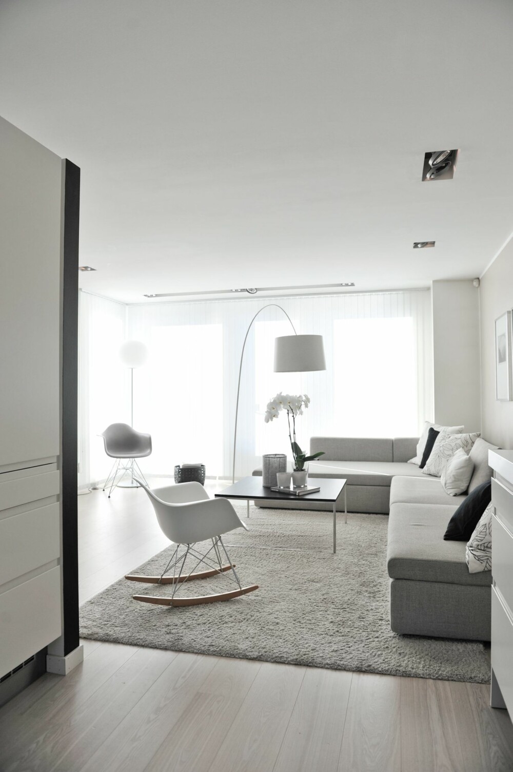 GJENNOMFØRT: Trine og Marius valgte hvitoljet enstavs parkett av ask til alle gulvene. Teppet er fra Ikea, mens gyngestolen er RAR fra Charles & Ray Eames, produsert av Vitra. GJENNOMFØRT: Trine og Marius valgte hvitoljet enstavs parkett av ask til alle gulvene. Teppet er fra Ikea, mens gyngestolen er RAR fra Charles & Ray Eames, produsert av Vitra.