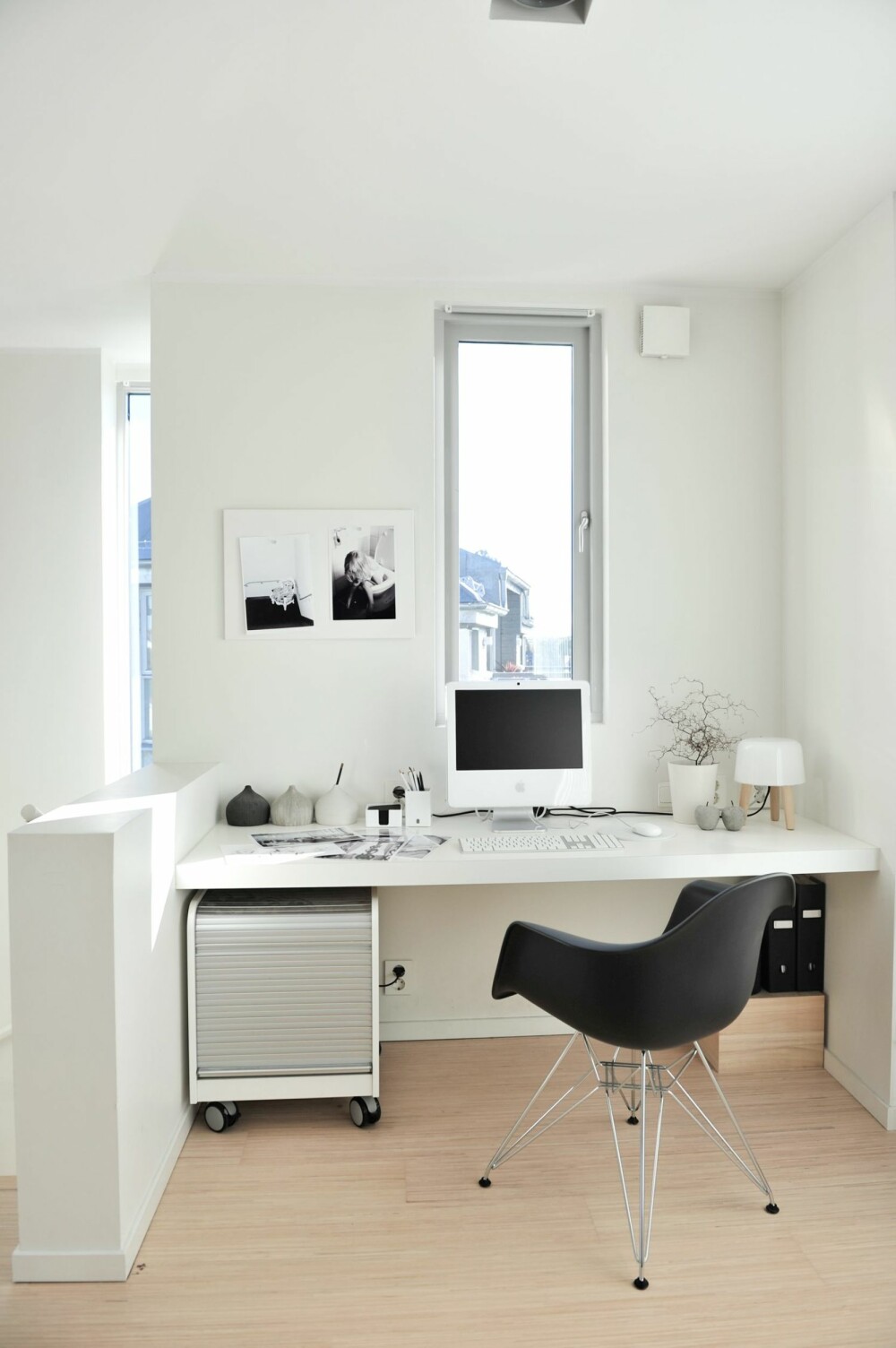 TRINES SONE: Trine er glad i å fotografere, og har sitt eget lille kreative hjørne i husets andre etasje. Den svarte stolen er fra Charles & Ray Eames, lampen er fra Norm Architects. Bildene har hun tatt selv. TRINES SONE: Trine er glad i å fotografere, og har sitt eget lille kreative hjørne i husets andre etasje. Den svarte stolen er fra Charles & Ray Eames, lampen er fra Norm Architects. Bildene har hun tatt selv.