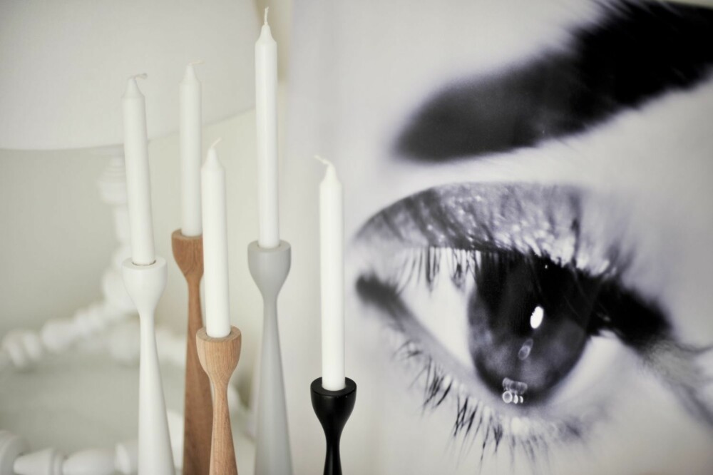 GODT ØYE: Fotografiet av øyet er det Trine som har tatt. Lysestakene heter Freemover og er kjøpt på Illums Bolighus. Den hvite lampen er fra Ikeas PS-serie, og fuglen er designet av Kristian Vedel. GODT ØYE: Fotografiet av øyet er det Trine som har tatt. Lysestakene heter Freemover og er kjøpt på Illums Bolighus. Den hvite lampen er fra Ikeas PS-serie, og fuglen er designet av Kristian Vedel.
