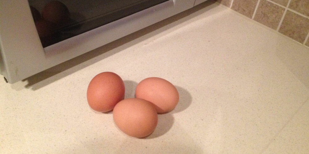 EKSPLOSJONSFARE: Egg i mikroen kan ende med katastrofe. EKSPLOSJONSFARE: Egg i mikroen kan ende med katastrofe.