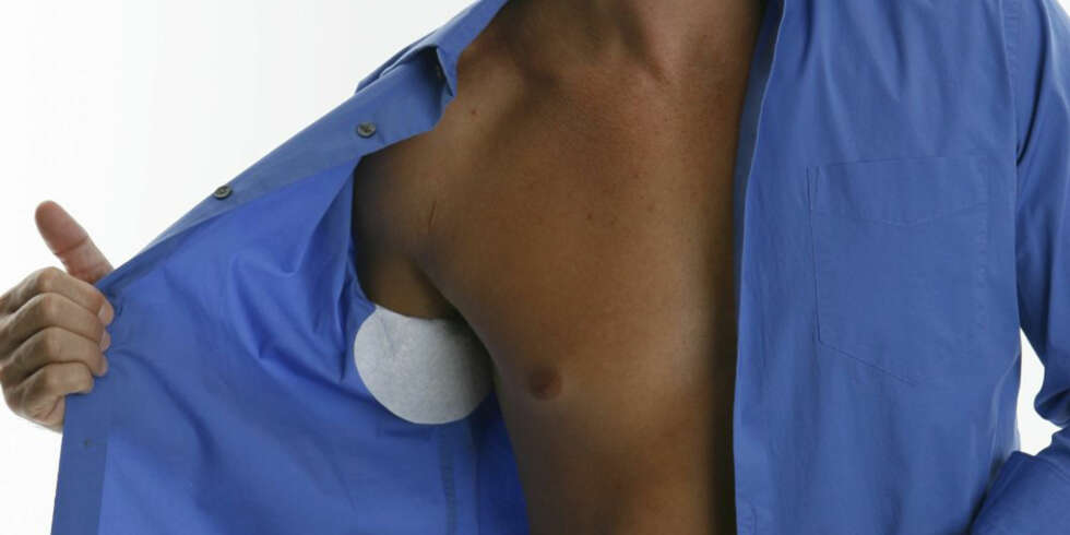 HINDRER FLEKKER: For å motvirke irriterende deodorantflekker på klærne kan du forebygge med å feste slike bleielignende puter i armhulen. HINDRER FLEKKER: For å motvirke irriterende deodorantflekker på klærne kan du forebygge med å feste slike bleielignende puter i armhulen.