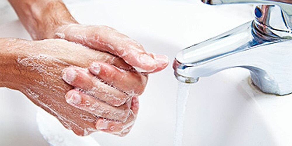 GOD HYGIENE ER NOK: Å vaske hendene med såpe og vann holder i massevis - om du ikke er hjertekirurg. GOD HYGIENE ER NOK: Å vaske hendene med såpe og vann holder i massevis - om du ikke er hjertekirurg.