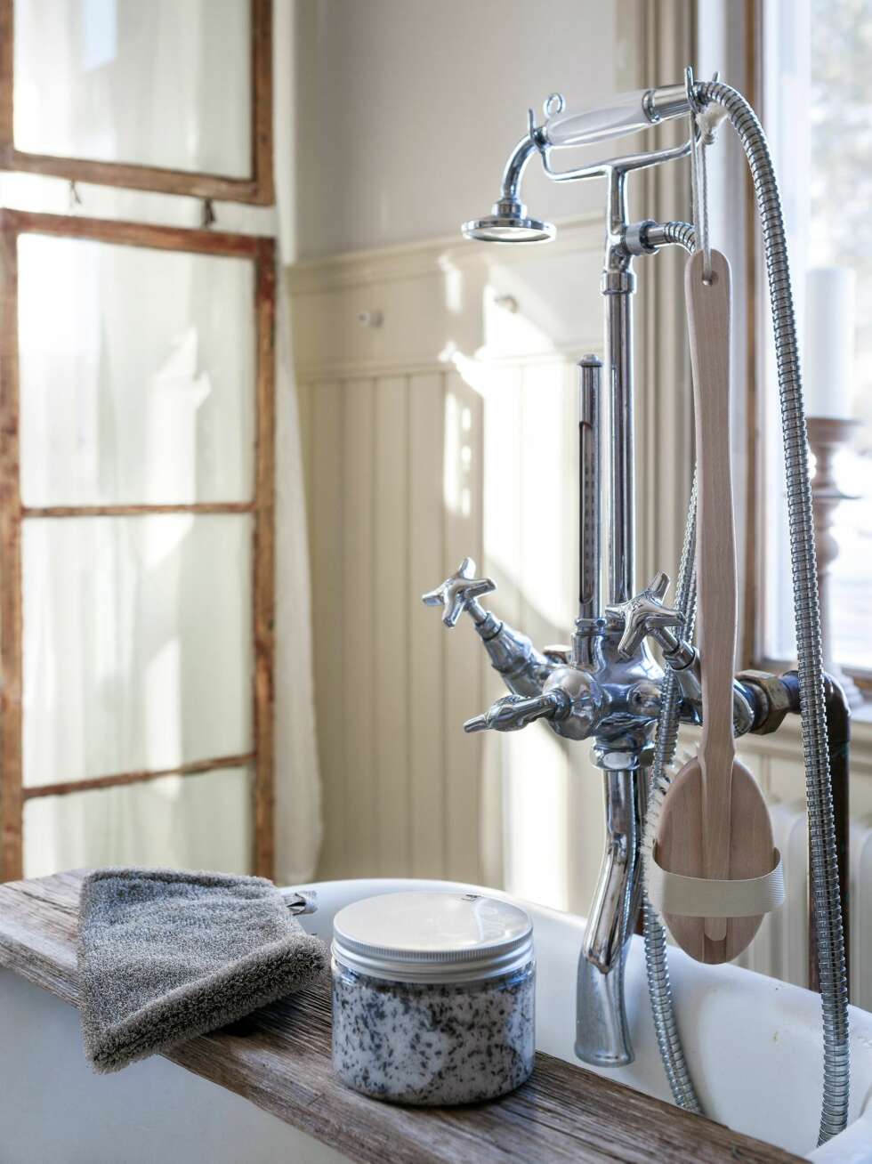 NYTE: Badet har blitt et hjemmespa. Her er det deilig å ta et skumbad mens man drikker et glass vin og leser en god bok, eller bare nyter utsikten over landskapet. NYTE: Badet har blitt et hjemmespa. Her er det deilig å ta et skumbad mens man drikker et glass vin og leser en god bok, eller bare nyter utsikten over landskapet.