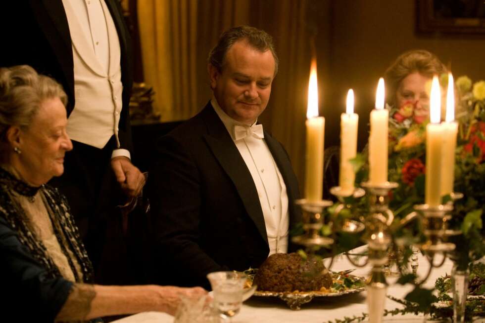 Sølvtøy, krystallglass og damaskduk er essensielt hvis du skal dekke bordet i Downton Abbey-stilen. Kandelabre i sølv hører også med. Sølvtøy, krystallglass og damaskduk er essensielt hvis du skal dekke bordet i Downton Abbey-stilen. Kandelabre i sølv hører også med.