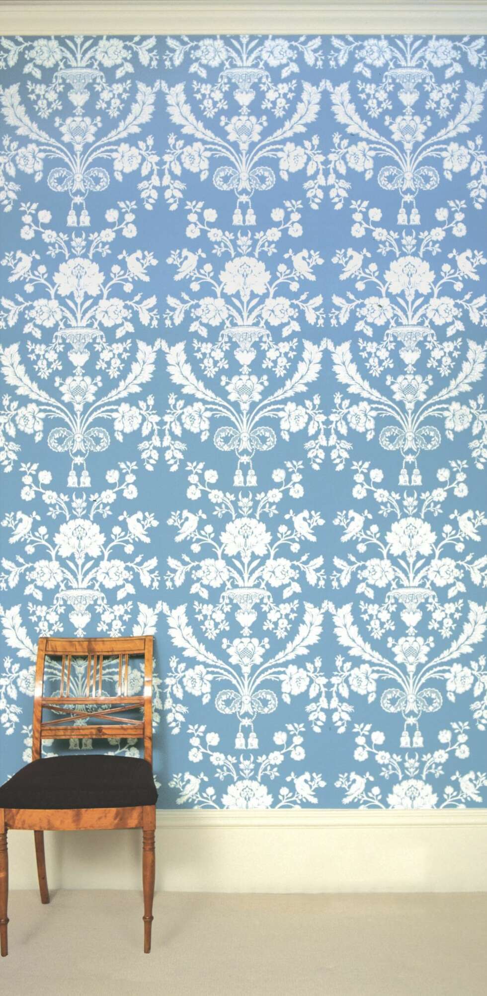 Herskapelig tapetmønster fra britiske Farrow & Ball. Perfekt i en stue med god takhøyde, stukkatur og lysekrone. Herskapelig tapetmønster fra britiske Farrow & Ball. Perfekt i en stue med god takhøyde, stukkatur og lysekrone.