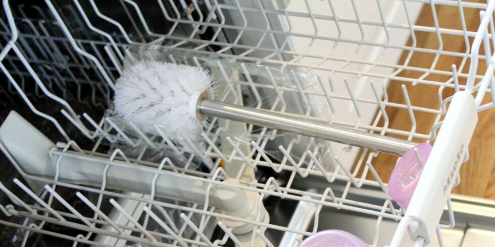 DÅRLIG MAGEFØLELSE: Det faktum at vi selv la plastfolie i oppvaskmaskinen for å ta dette illustrasjonsbildet, sier litt om magefølelsen for å vaske toalettbørsten i maskinen. Men i teorien skal bakteriene bli drept på det varmeste programmet. DÅRLIG MAGEFØLELSE: Det faktum at vi selv la plastfolie i oppvaskmaskinen for å ta dette illustrasjonsbildet, sier litt om magefølelsen for å vaske toalettbørsten i maskinen. Men i teorien skal bakteriene bli drept på det varmeste programmet.
