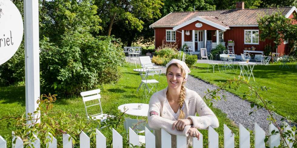 BYJENTE OG SPISESTEDGRÜNDER: Charlotte Holberg Sveinsen har skapt et genuint spisested på Helgøya i Mjøsa. Skafferiet har raskt blitt en suksess. BYJENTE OG SPISESTEDGRÜNDER: Charlotte Holberg Sveinsen har skapt et genuint spisested på Helgøya i Mjøsa. Skafferiet har raskt blitt en suksess.
