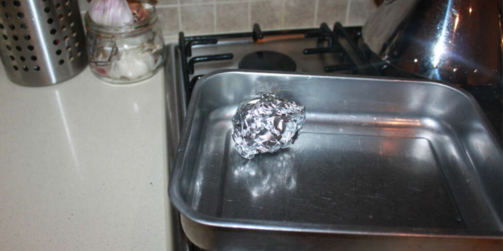 SKRUBB: Fastbrente matrester fjerner du lett om du skrubber med litt aluminiumsfolie. SKRUBB: Fastbrente matrester fjerner du lett om du skrubber med litt aluminiumsfolie.