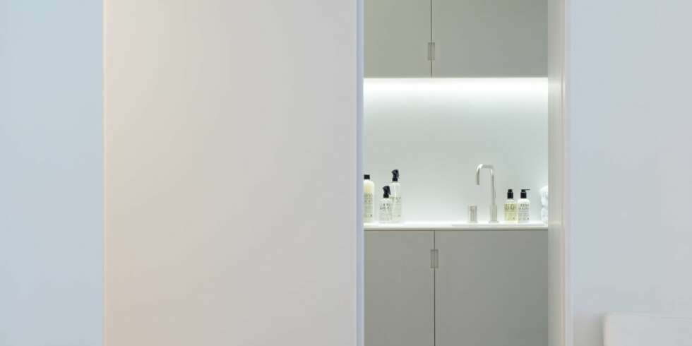 MINIMALISTISK: Vaskerommet du ser gløtt av her er mer påkostet enn man skulle tro ved første øyekast. Her er nemlig både vegger og gulv, skapfronter og vask laget i komposittmaterialet Corian. Prosjektet er ved arkitekt Henrik Nømm, a-tract.no. MINIMALISTISK: Vaskerommet du ser gløtt av her er mer påkostet enn man skulle tro ved første øyekast. Her er nemlig både vegger og gulv, skapfronter og vask laget i komposittmaterialet Corian. Prosjektet er ved arkitekt Henrik Nømm, a-tract.no.