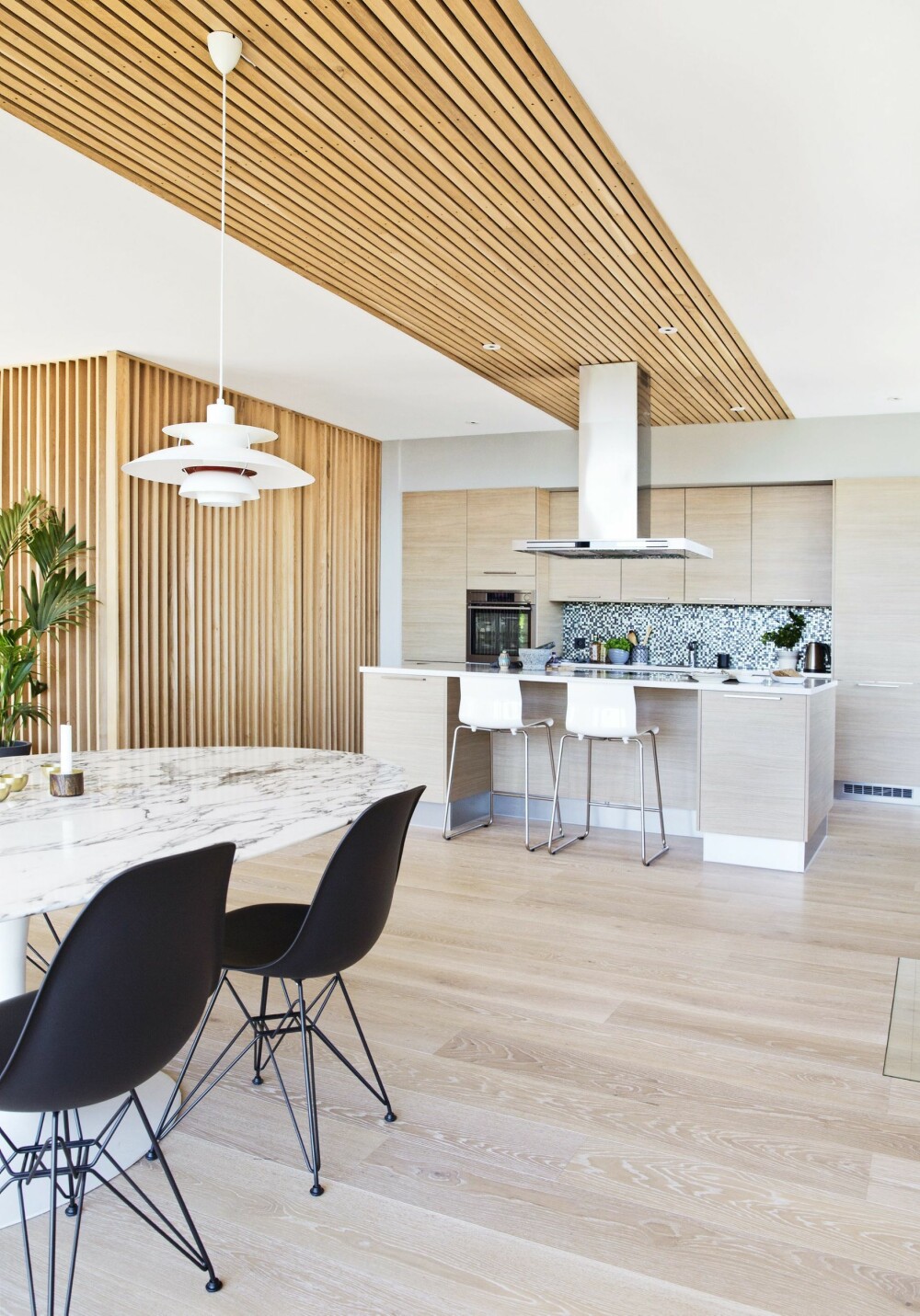 NORDISK CHIC: Interiøret er blondt og vakkert og alt som er av tre er eik. Mosaikkflisene er en av de få fargeklattene i huset, de heter Dolce Glass Jade. Benkeplatene på kjøkkenet er av kompositt, White Terrasso. Barløsningen på kjøkkenøya er en av de få tingene Hege og Espen vil endre på. - Vi har mer bruk for skap der, sier Hege. NORDISK CHIC: Interiøret er blondt og vakkert og alt som er av tre er eik. Mosaikkflisene er en av de få fargeklattene i huset, de heter Dolce Glass Jade. Benkeplatene på kjøkkenet er av kompositt, White Terrasso. Barløsningen på kjøkkenøya er en av de få tingene Hege og Espen vil endre på. - Vi har mer bruk for skap der, sier Hege.