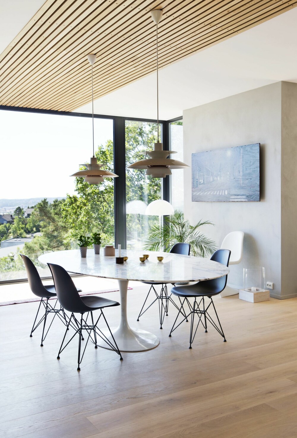 50 kvm kjøkken og spisestue er innredet modernistisk og elegant. Tulip spisebord fra fra Knoll, design Eero Saarinen, PH- lamper fra Louis Poulsen, design Poul Henningsen og Eames Plastic Chair. Takhøyden på hele 270 cm sørger for maks lys. 50 kvm kjøkken og spisestue er innredet modernistisk og elegant. Tulip spisebord fra fra Knoll, design Eero Saarinen, PH- lamper fra Louis Poulsen, design Poul Henningsen og Eames Plastic Chair. Takhøyden på hele 270 cm sørger for maks lys.