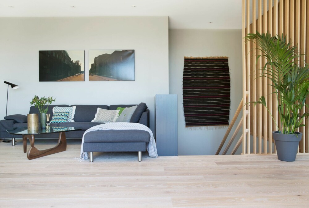 PERSONLIG FOTO: Fotografiet over sofaen er tatt i gaten der Hege og Espen bodde før, kunstner er Alf Solbakken. Sofa fra Hjelle, puter fra Hay og fra Heges egen nettbutikk, cosa.no. Der selger hun tekstiler laget av kvinner fra Tunisia og Marokko. Glassbordet er en klassiker, designet av Isamo Noguchier. PERSONLIG FOTO: Fotografiet over sofaen er tatt i gaten der Hege og Espen bodde før, kunstner er Alf Solbakken. Sofa fra Hjelle, puter fra Hay og fra Heges egen nettbutikk, cosa.no. Der selger hun tekstiler laget av kvinner fra Tunisia og Marokko. Glassbordet er en klassiker, designet av Isamo Noguchier.