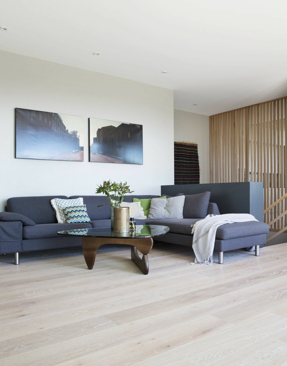 DRØMMER OM NY SOFA: På sikt ønsker vi oss en plassbygd sofa her. Slik får vi utnyttet innhugget i stuen bedre og gjort den mer intim, sier Hege. Puffene i forgrunnen er fra Sundays. Den skreddersydde bokhyllen fungerer også som skille mot trappen som leder ned til husets soverom og bad. Gulvet Eik Coral er fra Boen. DRØMMER OM NY SOFA: På sikt ønsker vi oss en plassbygd sofa her. Slik får vi utnyttet innhugget i stuen bedre og gjort den mer intim, sier Hege. Puffene i forgrunnen er fra Sundays. Den skreddersydde bokhyllen fungerer også som skille mot trappen som leder ned til husets soverom og bad. Gulvet Eik Coral er fra Boen.