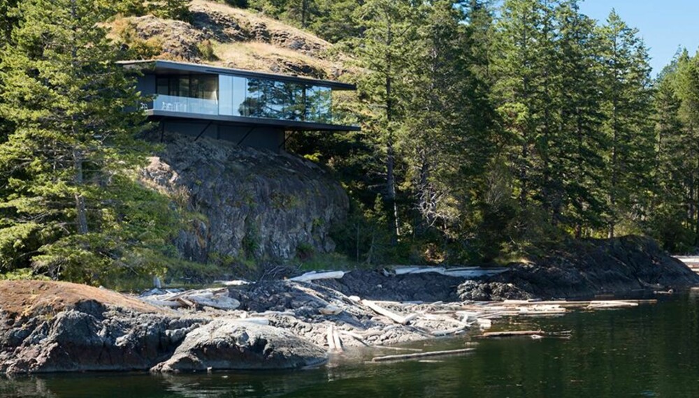 HENGENDE HUS: Dette huset i Canada henger drøye ti meter over vannoverflaten. (FOTO: James Dow/Patkau architects) HENGENDE HUS: Dette huset i Canada henger drøye ti meter over vannoverflaten. (FOTO: James Dow/Patkau architects)