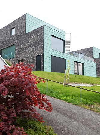 KOBBERKLEDD: Arkitektene jobbet med ulike materialer, men endte på grønn kobber i front på grunn av varighet og hensyn til omgivelsene. Kobberfasaden er trukket ut slik at solavskjerming ligger integrert i fasaden. KOBBERKLEDD: Arkitektene jobbet med ulike materialer, men endte på grønn kobber i front på grunn av varighet og hensyn til omgivelsene. Kobberfasaden er trukket ut slik at solavskjerming ligger integrert i fasaden.