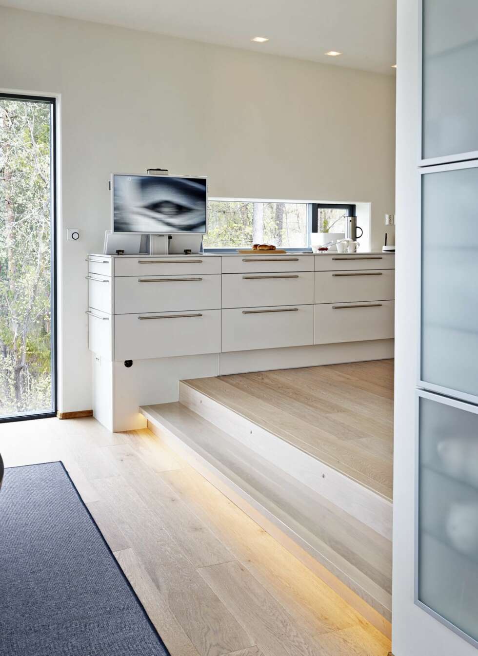 FIKS IDE: Ønske om TV på kjøkken løste interiørarkitekten ved å tegne seksjonen lengst til venstre. I fremre del kan TV heves og senkes, i bakre del er det skuffer. Håndtakene på TV-seksjonen, som vender
mot fotografen, er på satt på for å skape visuell helhet med resten av benken. FIKS IDE: Ønske om TV på kjøkken løste interiørarkitekten ved å tegne seksjonen lengst til venstre. I fremre del kan TV heves og senkes, i bakre del er det skuffer. Håndtakene på TV-seksjonen, som vender
mot fotografen, er på satt på for å skape visuell helhet med resten av benken.