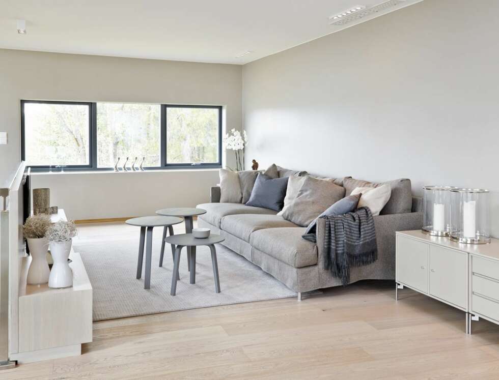 KUN TRE FARGER: Interiørarkitekten holdt seg til tre hovedfarger og skaper spenning ved hjelp av ulike teksturer og overflater. Sofaen
er fra italienske Living Divani, pledd fra Tannum og puter fra Bolia, skjenken til høyre fra Montana. KUN TRE FARGER: Interiørarkitekten holdt seg til tre hovedfarger og skaper spenning ved hjelp av ulike teksturer og overflater. Sofaen
er fra italienske Living Divani, pledd fra Tannum og puter fra Bolia, skjenken til høyre fra Montana.
