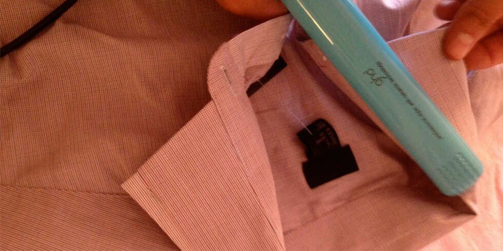 SLIK GJØR DU: Etter at du har rettet ut håret, kan du bruke rettetangen til å stryke skjorten. SLIK GJØR DU: Etter at du har rettet ut håret, kan du bruke rettetangen til å stryke skjorten.