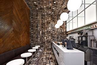 FOR BOKELSKEREN: Om du liker å lese, eller bare å se bøker over alt, ta turen til kaffebaren D'espresso på hjørnet av Madison Ave og 42nd Street i New York. FOR BOKELSKEREN: Om du liker å lese, eller bare å se bøker over alt, ta turen til kaffebaren D'espresso på hjørnet av Madison Ave og 42nd Street i New York.