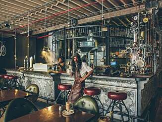 GLEMMER IKKE DENNE: Denne kaféen kjører en stilretning kalt "steampunk". GLEMMER IKKE DENNE: Denne kaféen kjører en stilretning kalt "steampunk".
