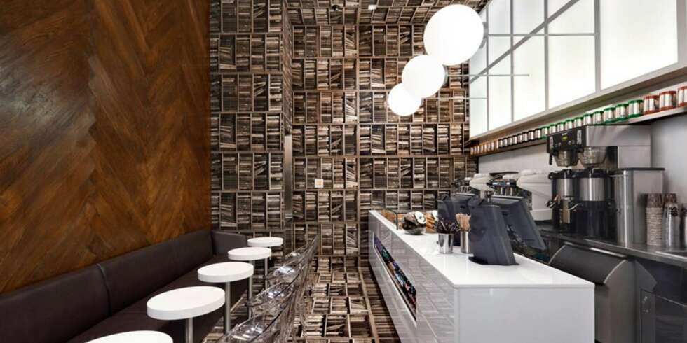 FOR BOKELSKEREN: Om du liker å lese, eller bare å se bøker over alt, ta turen til kaffebaren D'espresso på hjørnet av Madison Ave og 42nd Street i New York. FOR BOKELSKEREN: Om du liker å lese, eller bare å se bøker over alt, ta turen til kaffebaren D'espresso på hjørnet av Madison Ave og 42nd Street i New York.