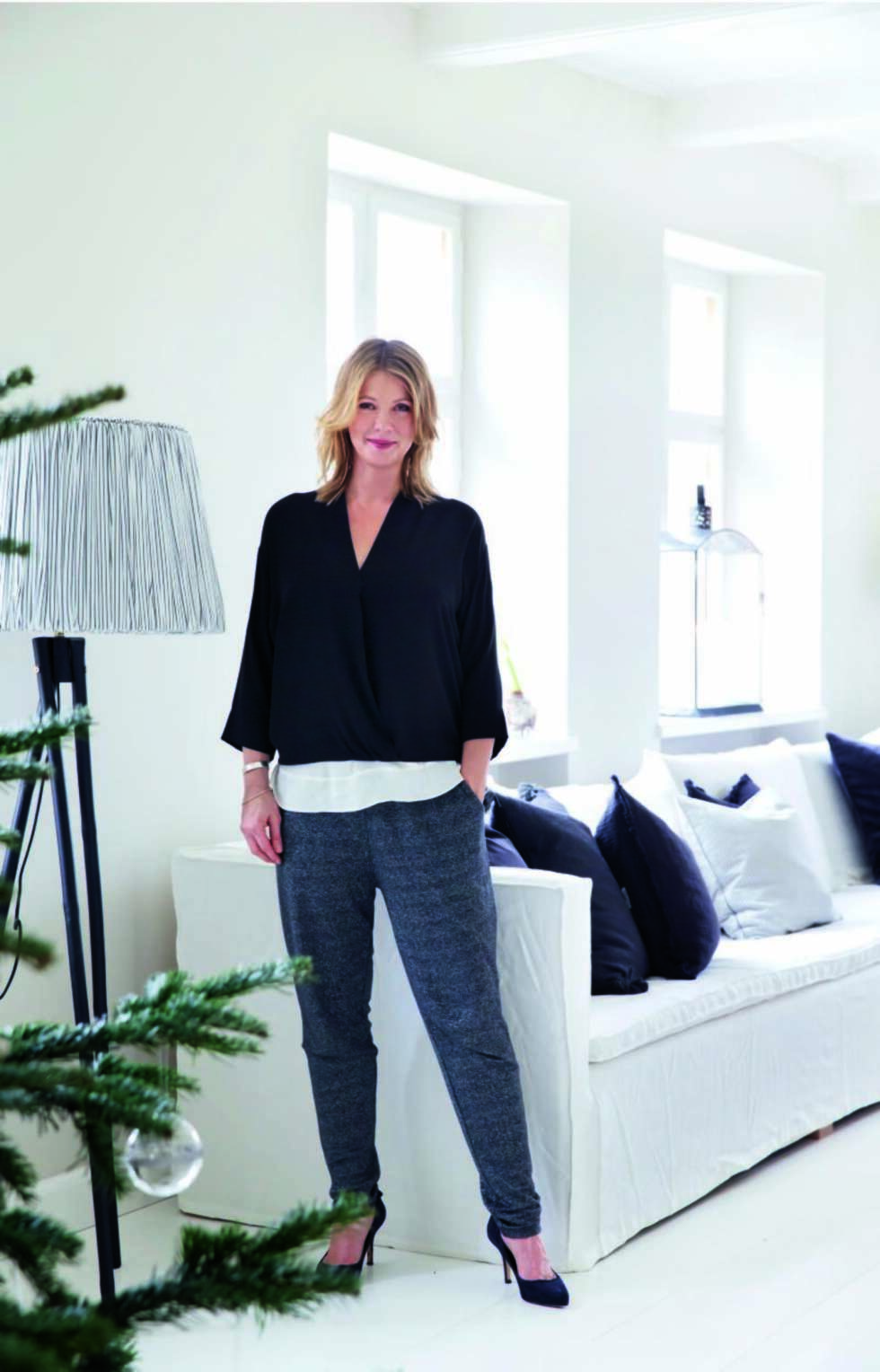 Travel dame. Skandinavisk, lyst og enkelt er beskrivende for interiøret Tine Kjeldsen designer, og for huset hun bor i. Hun eier interiørbedriften Tine K sammen med ektemannen Jacob Fossum. Styling: Tone Kroken. Travel dame. Skandinavisk, lyst og enkelt er beskrivende for interiøret Tine Kjeldsen designer, og for huset hun bor i. Hun eier interiørbedriften Tine K sammen med ektemannen Jacob Fossum. Styling: Tone Kroken.