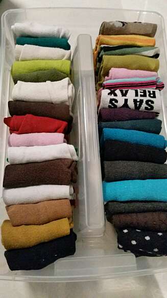 BRETTE SOKKER SOM KONMARI: Legg sokkene oppå hverandre, brett en tredjedel av sokken inn mot midten, og gjør det samme fra motsatt kant. Sett dem i en skoeske eller en annen boks egnet for formålet. BRETTE SOKKER SOM KONMARI: Legg sokkene oppå hverandre, brett en tredjedel av sokken inn mot midten, og gjør det samme fra motsatt kant. Sett dem i en skoeske eller en annen boks egnet for formålet.