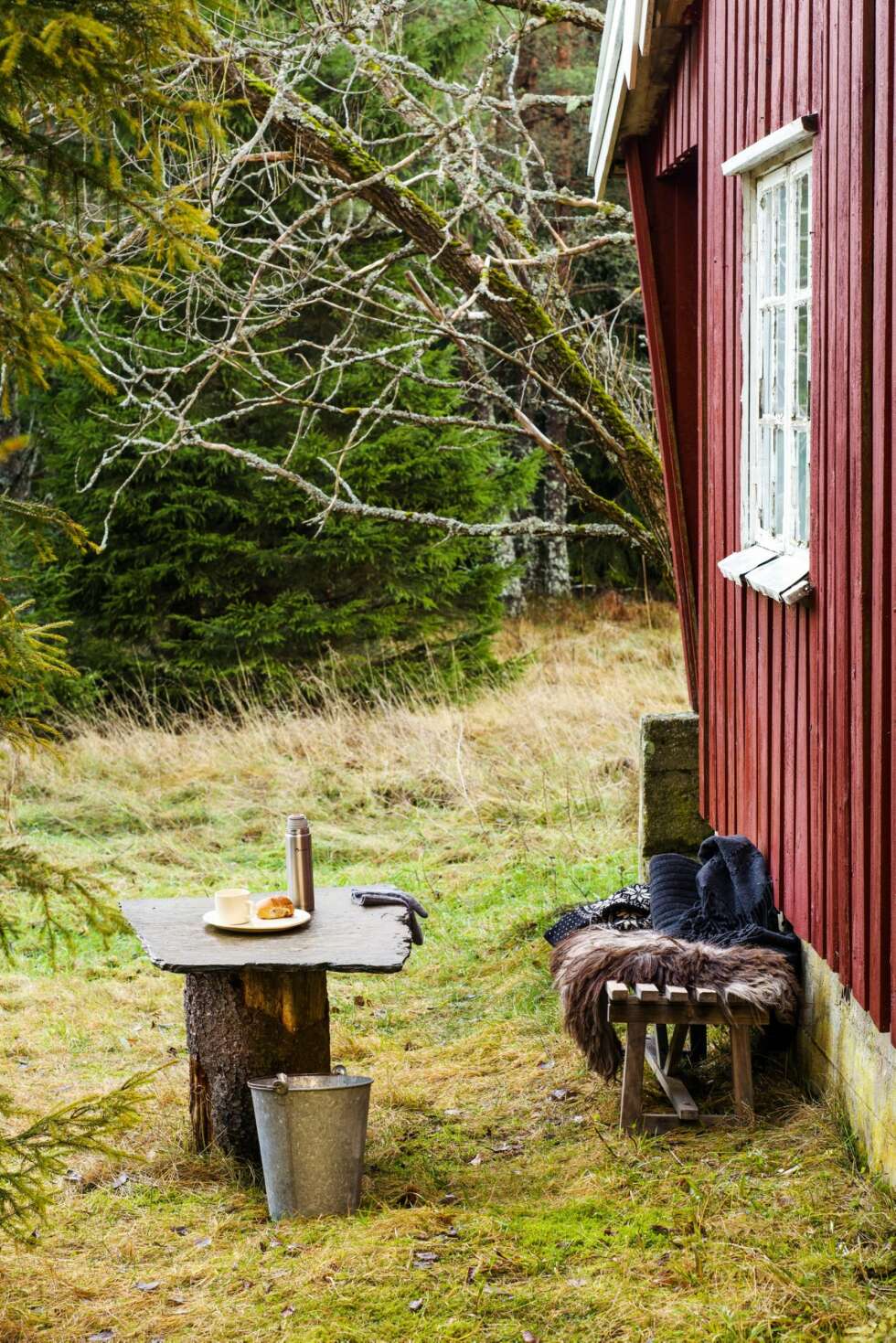 KAFFE OG SKOGTUR: Husmannsplassen er ikke stedet for store utemøbler og grillfester, men det er koselig å slå seg ned veggen med resten av kaffen fra termosen etter skogturen. KAFFE OG SKOGTUR: Husmannsplassen er ikke stedet for store utemøbler og grillfester, men det er koselig å slå seg ned veggen med resten av kaffen fra termosen etter skogturen.