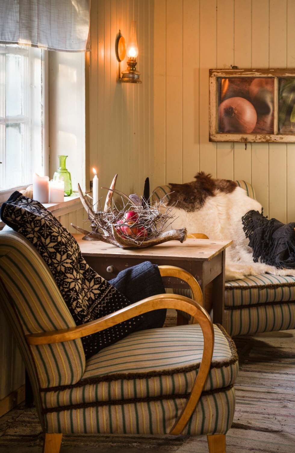 KOMFORTABEL LENESTOL: De velbrukte lenestolene står i en krok av stua og er gode å sitte i. En strikkekofte får bo her ute og varmer godt den første kvelden mens peisovnen sakte får temperaturen opp i huset. KOMFORTABEL LENESTOL: De velbrukte lenestolene står i en krok av stua og er gode å sitte i. En strikkekofte får bo her ute og varmer godt den første kvelden mens peisovnen sakte får temperaturen opp i huset.