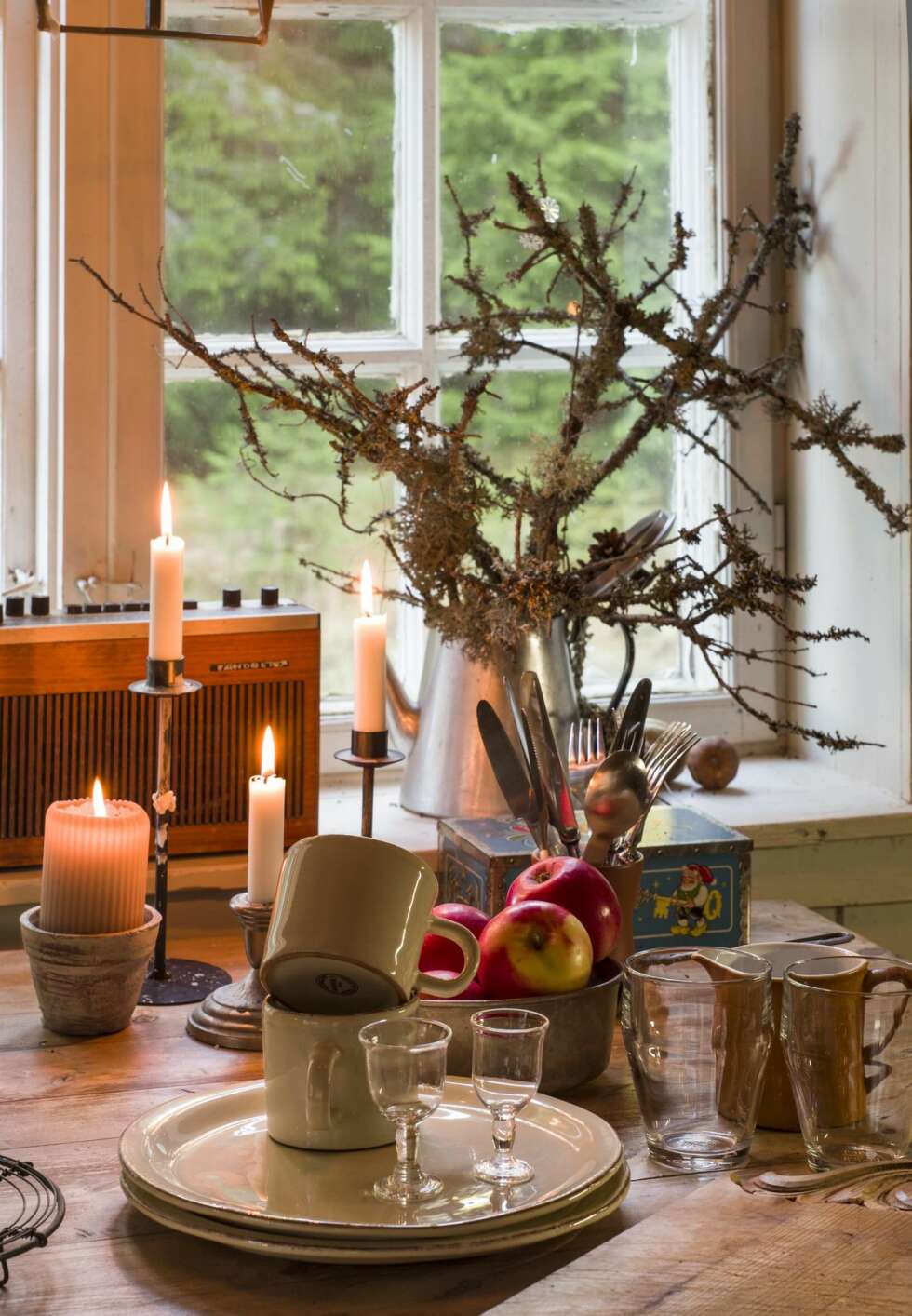 STEMNING: Levende lys og enkle dekorasjoner av det som blir med hjem fra turer i skogen, lager koselig stemning i stua. STEMNING: Levende lys og enkle dekorasjoner av det som blir med hjem fra turer i skogen, lager koselig stemning i stua.