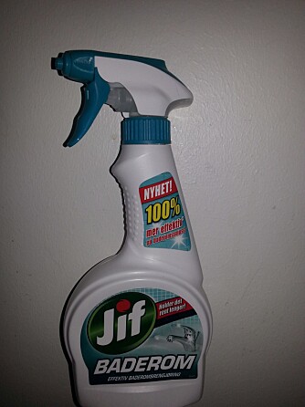 JIF BADEROM: Såperester forsvant, men sprayen fjernet ikke all kalk. JIF BADEROM: Såperester forsvant, men sprayen fjernet ikke all kalk.