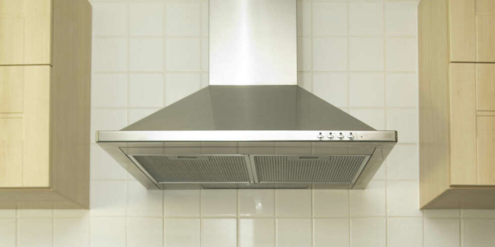 GOD HJELP: En ventilator på kjøkkenet er super til å få vekk matos, fett og lukt når du lager mat. Men husk at filtrene inne i ventilatoren må vaskes ofte. GOD HJELP: En ventilator på kjøkkenet er super til å få vekk matos, fett og lukt når du lager mat. Men husk at filtrene inne i ventilatoren må vaskes ofte.