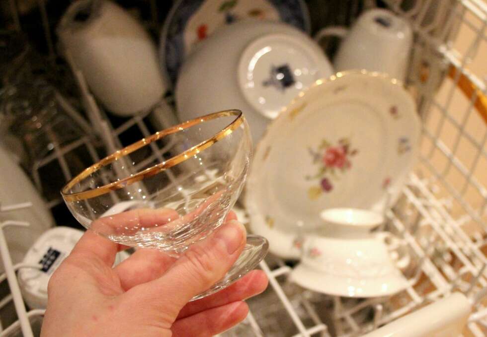 GULLKANT: Tynne glass med gullkant bør helst vaskes for hånd. Det samme gjelder det håndmalte blomsterserviset du skimter i bakgrunnen. GULLKANT: Tynne glass med gullkant bør helst vaskes for hånd. Det samme gjelder det håndmalte blomsterserviset du skimter i bakgrunnen.