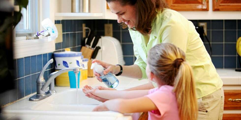 HÅNDHYGIENE: Matinfeksjoner kan forebygges ved å vaske hendene før du lager mat, mellom håndtering av ulike råvarer og før du spiser. HÅNDHYGIENE: Matinfeksjoner kan forebygges ved å vaske hendene før du lager mat, mellom håndtering av ulike råvarer og før du spiser.