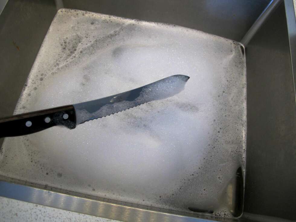RIKTIG: Slik bør du vaske brødkniven. RIKTIG: Slik bør du vaske brødkniven.