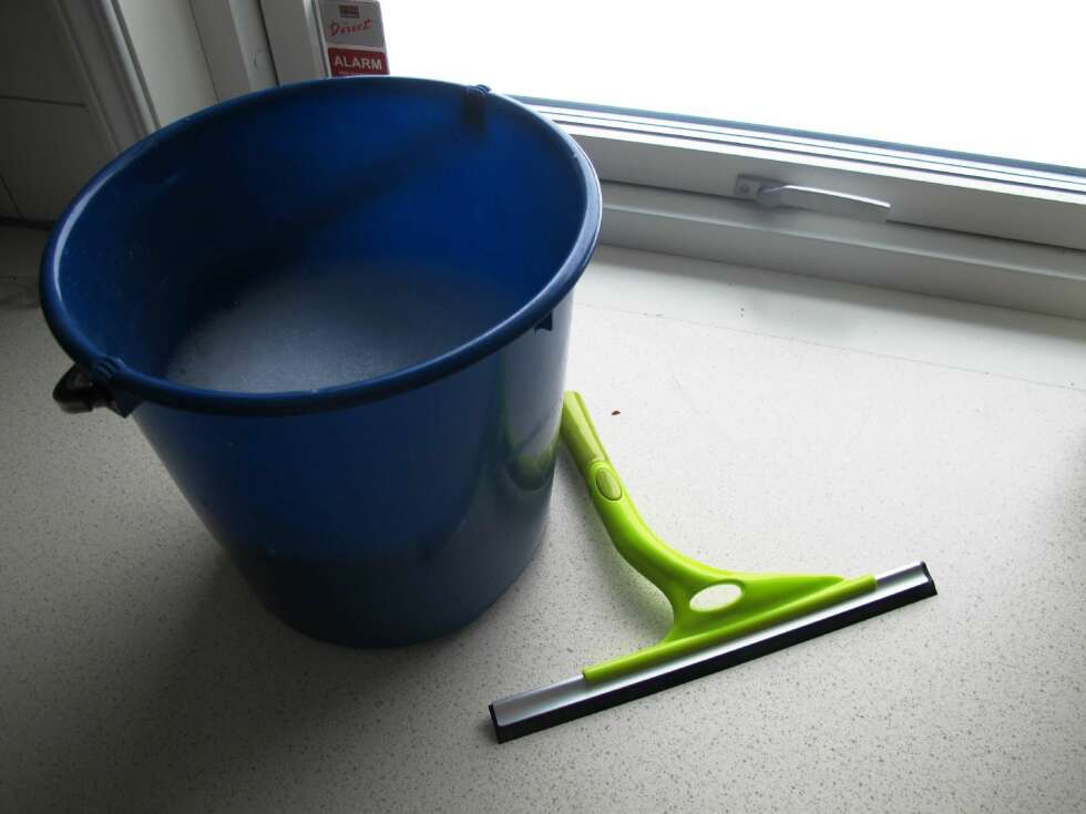 Ikke bruk for mye såpe når du skal vaske vinduene. Det kan gjøre dem grå. Ikke bruk for mye såpe når du skal vaske vinduene. Det kan gjøre dem grå.