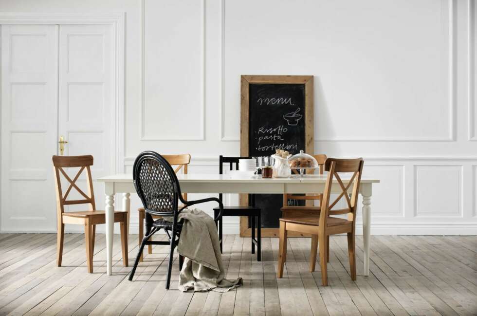 PLASS TIL GJESTER: Langbordet krever sin plass, men det er jo her vi trives aller best! Stoler i ulike stiler er sjarmerende. Alt fra Ikea. PLASS TIL GJESTER: Langbordet krever sin plass, men det er jo her vi trives aller best! Stoler i ulike stiler er sjarmerende. Alt fra Ikea.
