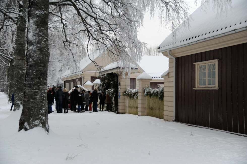 På Stallgården på Eidsvoll Verk er det gammeldags markedsstemning. Servering av vintertoddy og julevafler. På Stallgården på Eidsvoll Verk er det gammeldags markedsstemning. Servering av vintertoddy og julevafler.