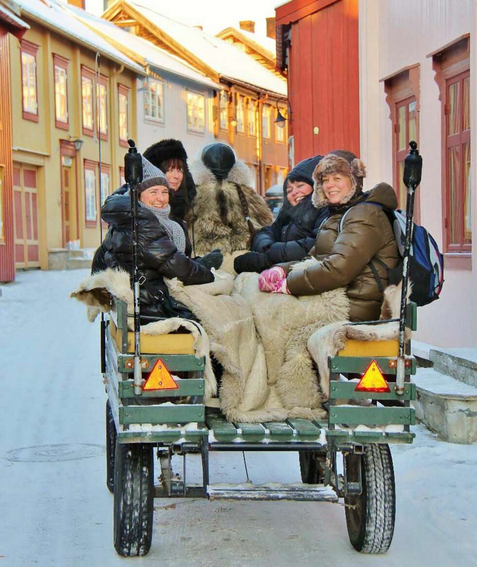 I Røros kan du la deg sjarmere av trange gater, fargerike trehus, snø oppetter veggene, og ikke minst en fantastisk blåtime. I Røros kan du la deg sjarmere av trange gater, fargerike trehus, snø oppetter veggene, og ikke minst en fantastisk blåtime.