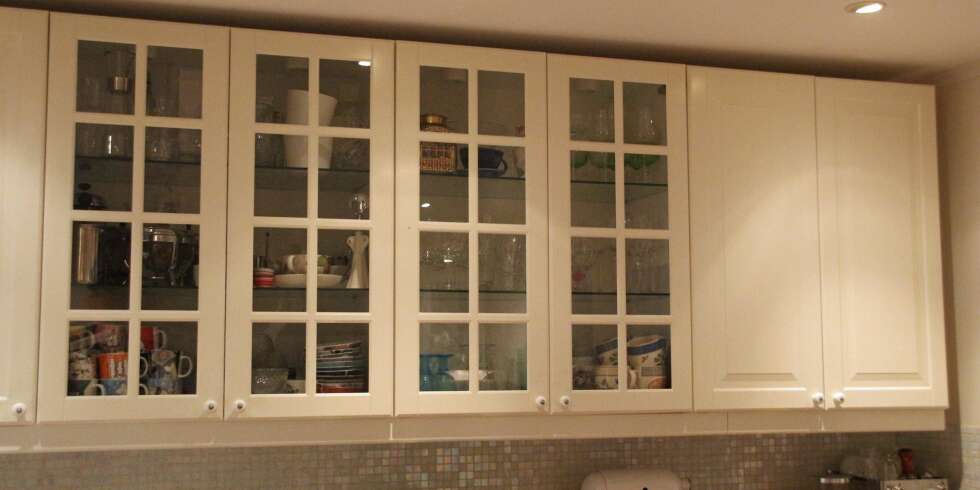 KJØKKENINNREDNING: Overskap med glassdører eller massive dører? Eller ingen overskap i det hele tatt? Eller kanskje bare hyller. Valgene er mange for dem som skal innrede et kjøkken. KJØKKENINNREDNING: Overskap med glassdører eller massive dører? Eller ingen overskap i det hele tatt? Eller kanskje bare hyller. Valgene er mange for dem som skal innrede et kjøkken.