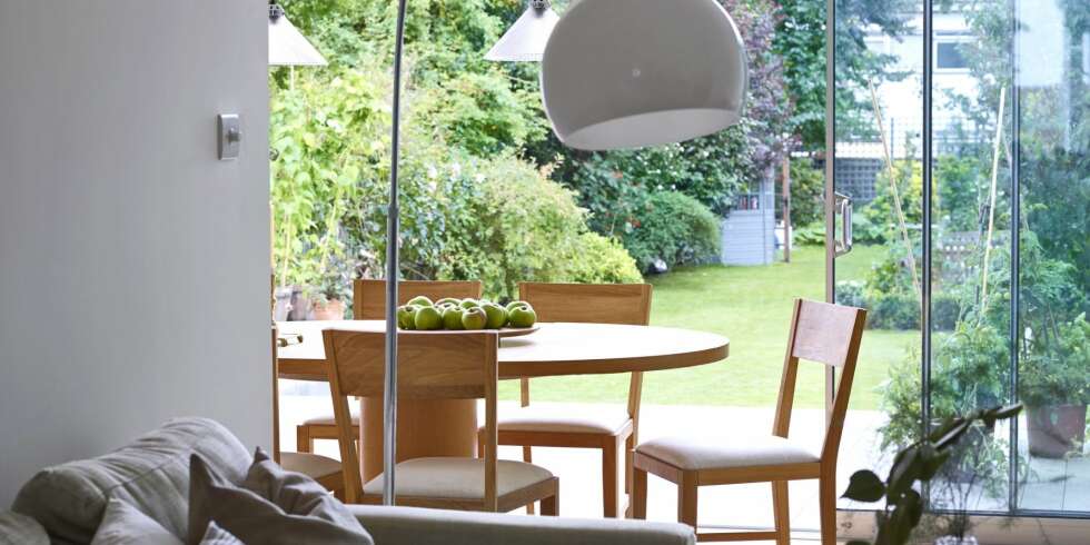 Senket gulvet. For å binde sammen tilbygget med eksisterende førsteetasje, ble gulvet i stue og kjøkken senket. Sofaen er fra BoConcept, spisebordet i eik er fra Heal's, spisestolene er fra Laura Ashley. Salongbordet er fra Marks & Spencer. Styling: Tone Kroken. Senket gulvet. For å binde sammen tilbygget med eksisterende førsteetasje, ble gulvet i stue og kjøkken senket. Sofaen er fra BoConcept, spisebordet i eik er fra Heal's, spisestolene er fra Laura Ashley. Salongbordet er fra Marks & Spencer. Styling: Tone Kroken.